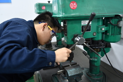 AHK不仅是一场考试--我校举行AHK机电一体化工毕业考试1